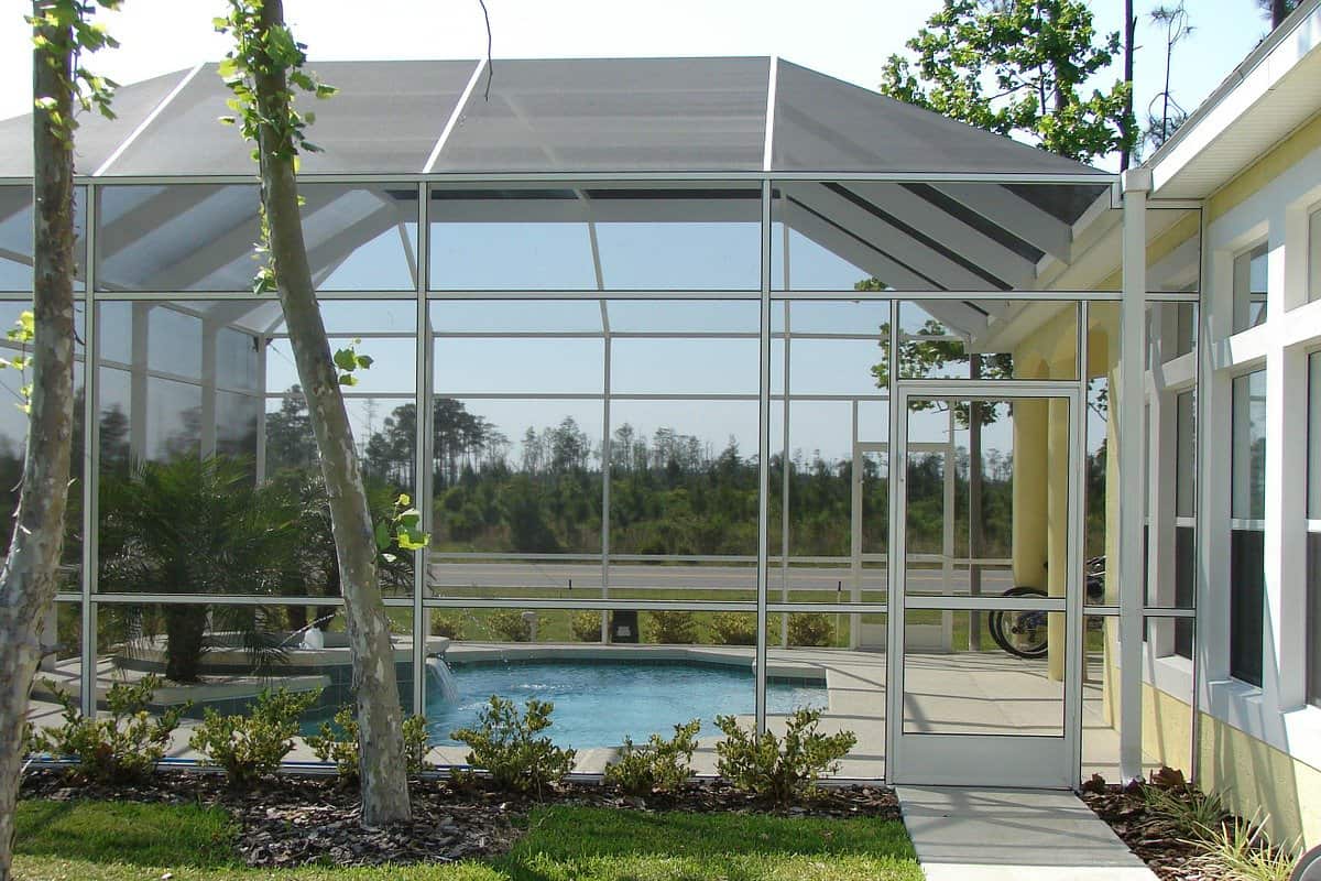 Profiter de sa piscine toute l’année avec les abris !